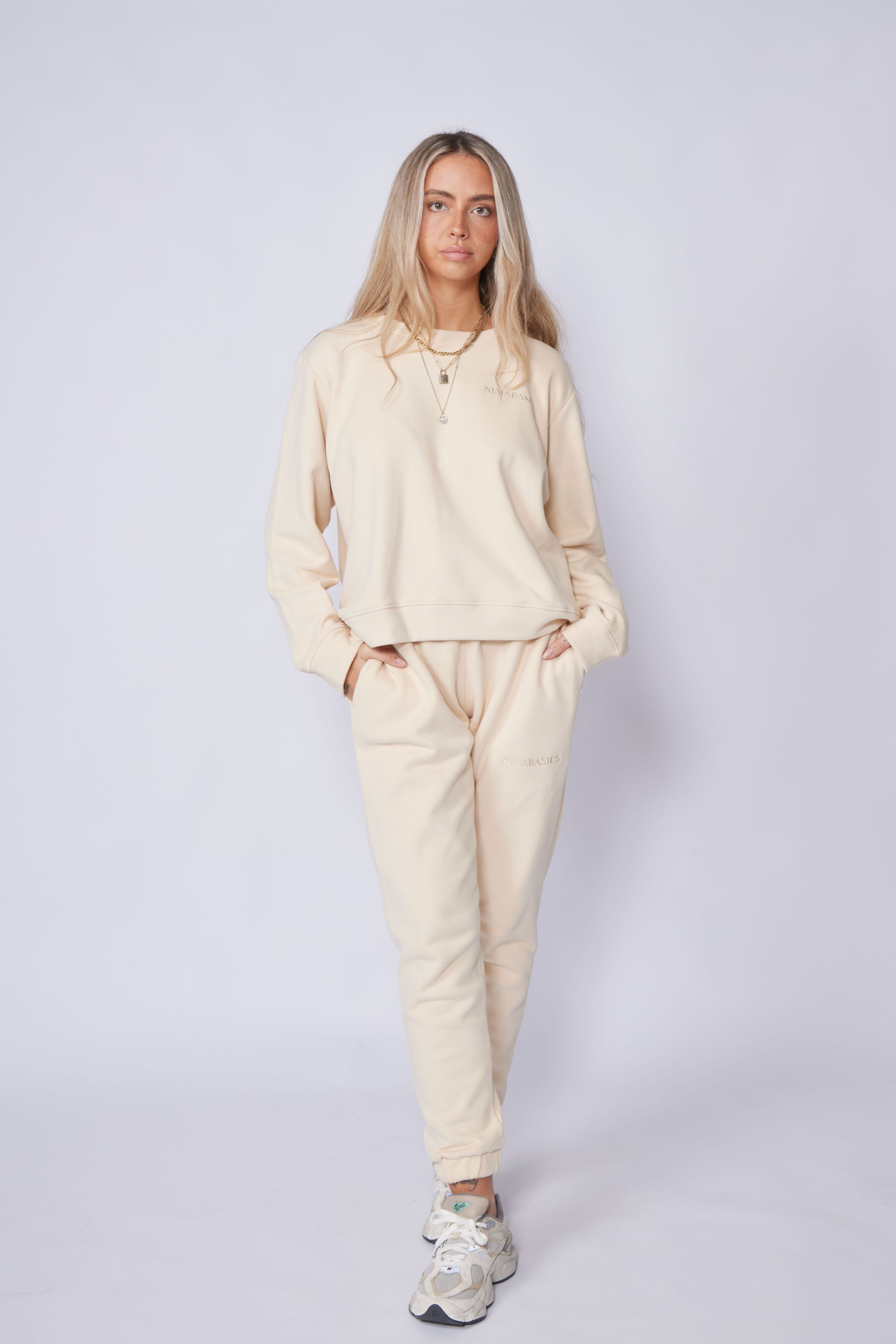 Frau trägt beigen Sweater